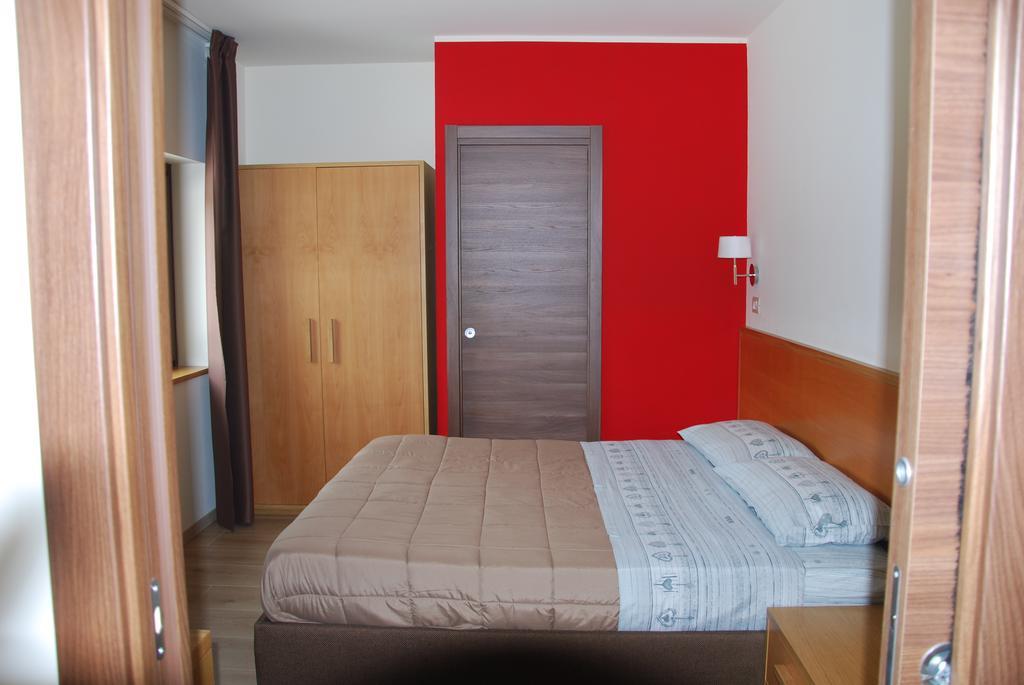 Guest House Caracas Lorica Eksteriør billede